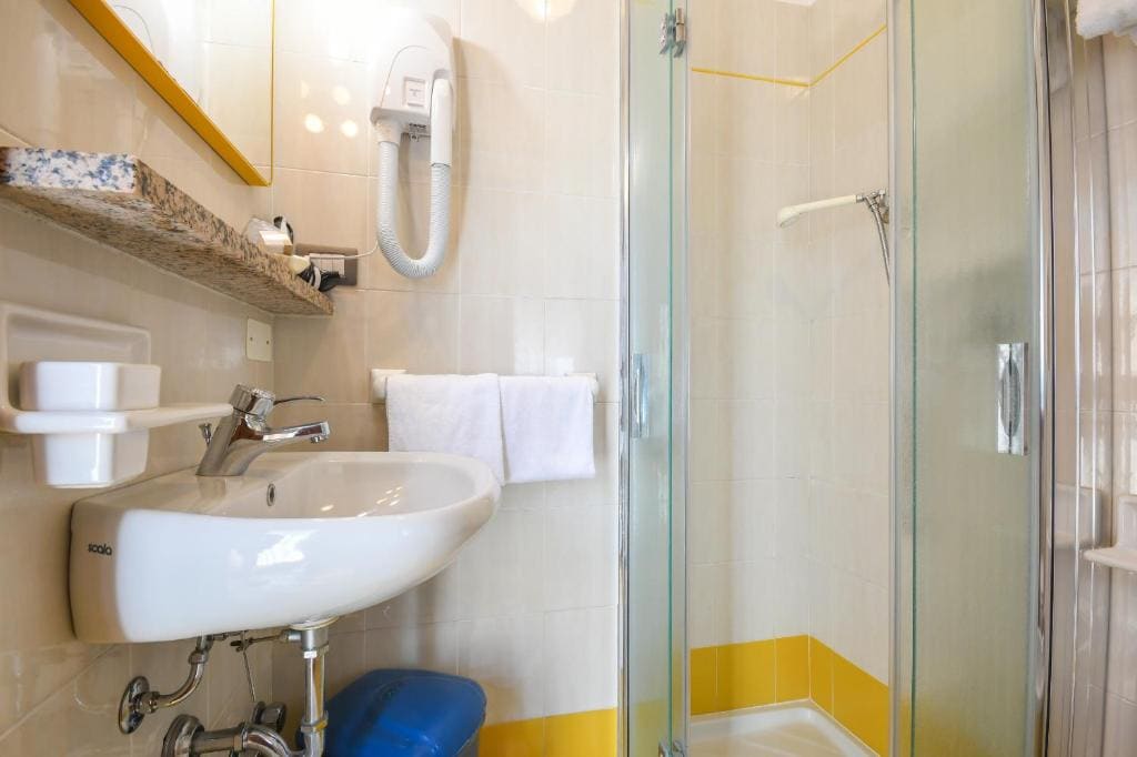 Standard Triple Room room - Image 2