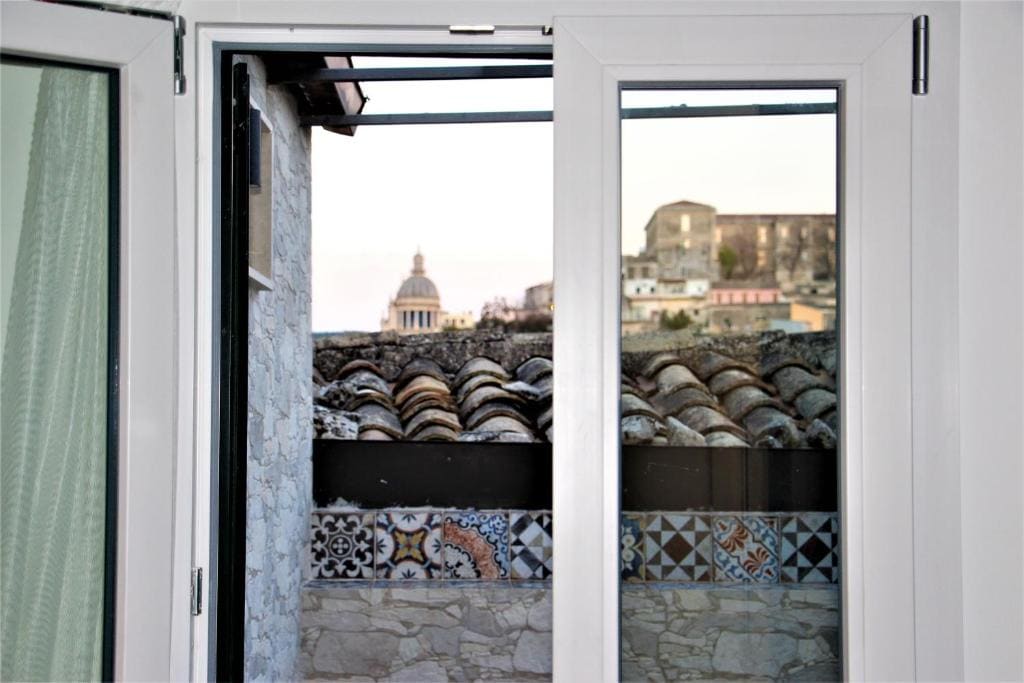 Double Room with Balcony room - Image 3