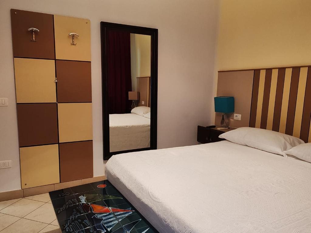 One-Bedroom Apartment with Balcony room - Image 1