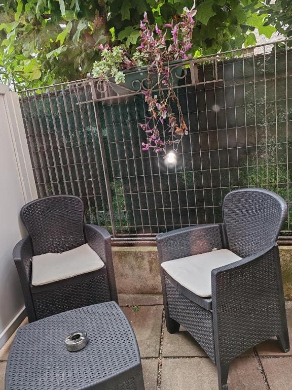 One-Bedroom Apartment with Garden room - Image 3