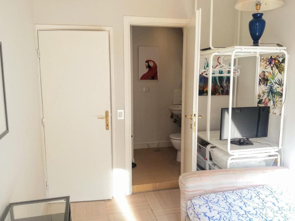Single Room with Private Bathroom room - Image 2
