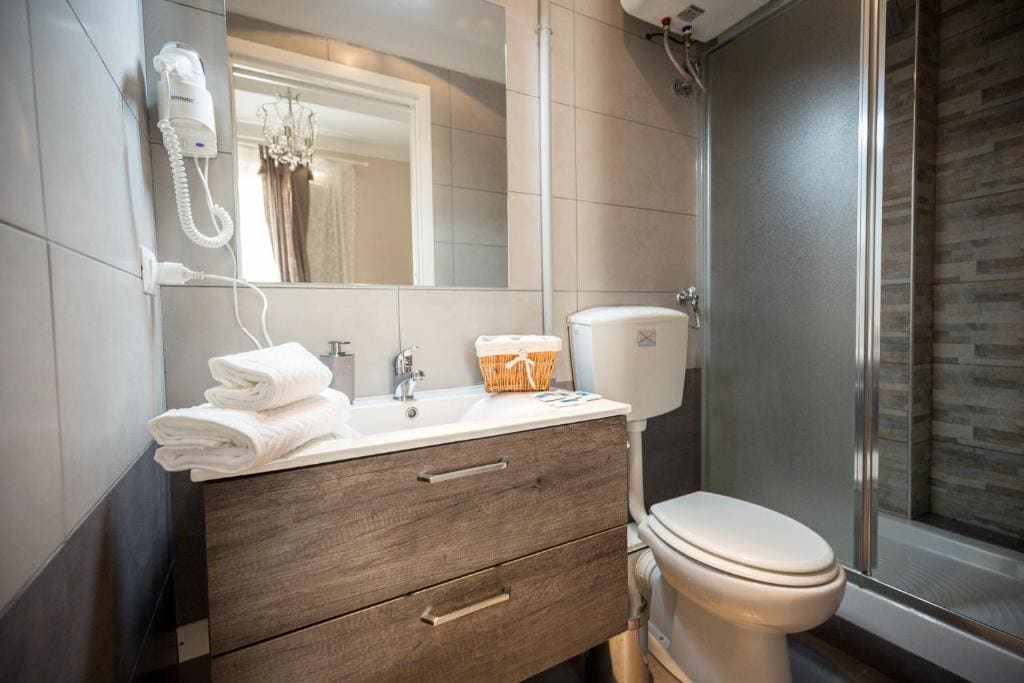 Double Room with Extra Bed room - Image 2