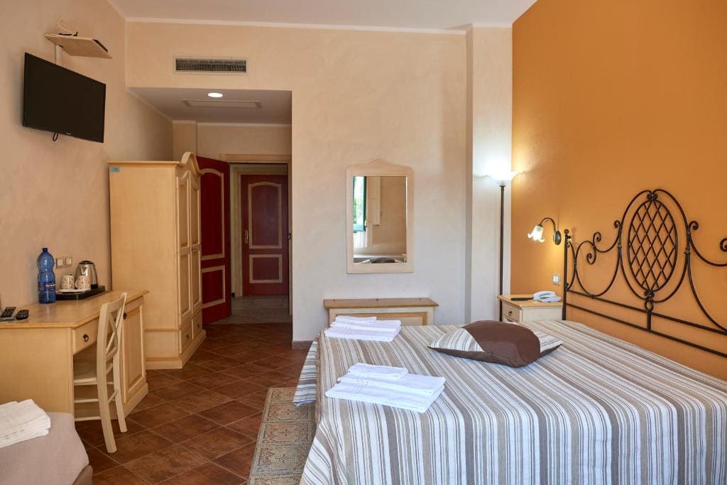 Economy Quadruple Room room - Image 1