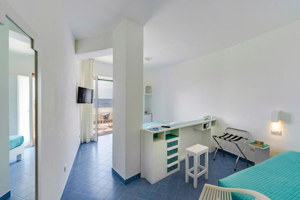 Deluxe Double or Twin Room with Sea View room - Image 2