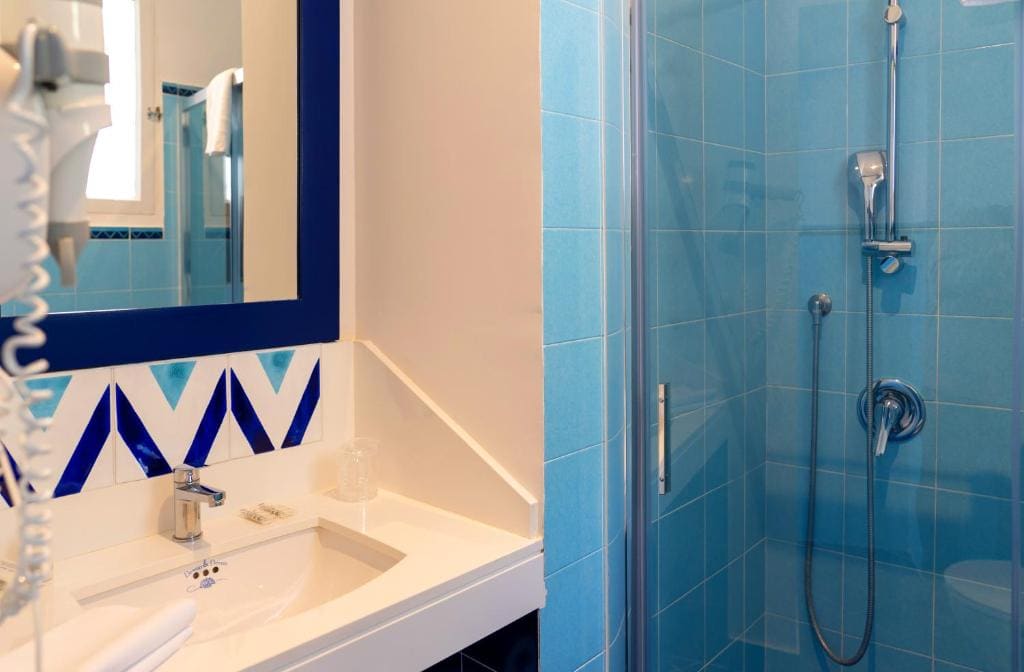 Double or Twin Room with Partial Sea View room - Image 3