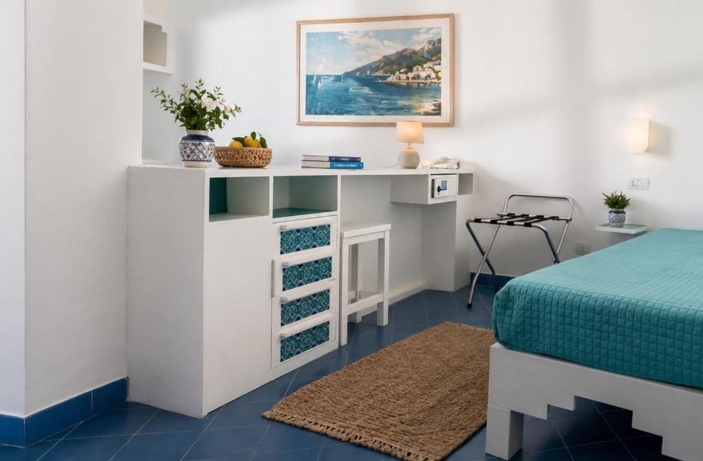 Superior Double or Twin Room with Sea View room - Image 3