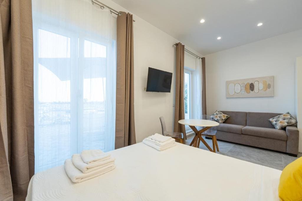 Deluxe Double Room with Balcony and Sea View room - Image 3