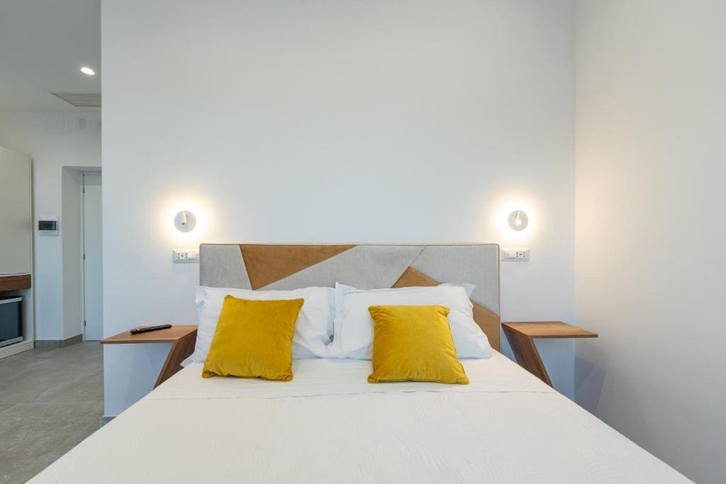 Deluxe Double Room with Balcony and Sea View room - Image 2