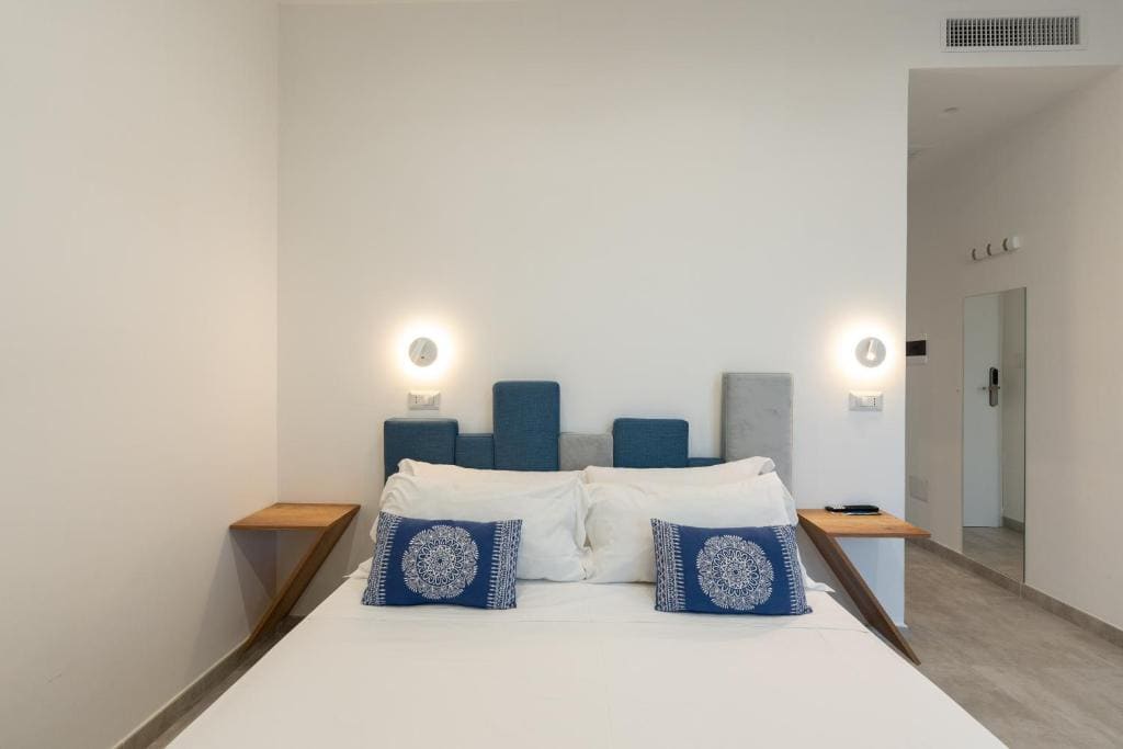 Double Room with Balcony and Sea View room - Image 2