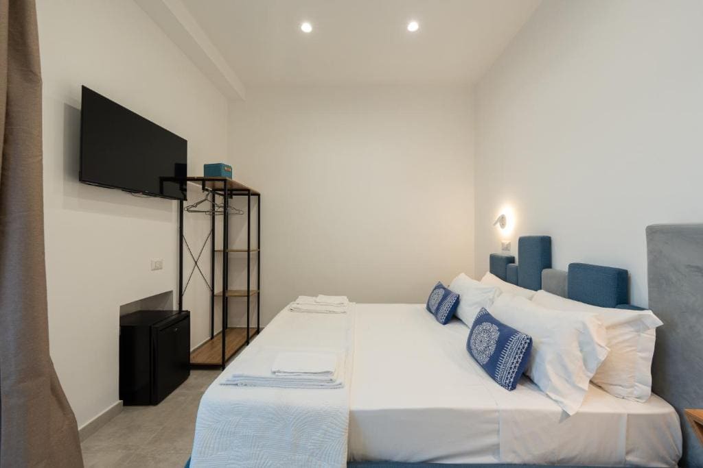 Double Room with Balcony and Sea View room - Image 1