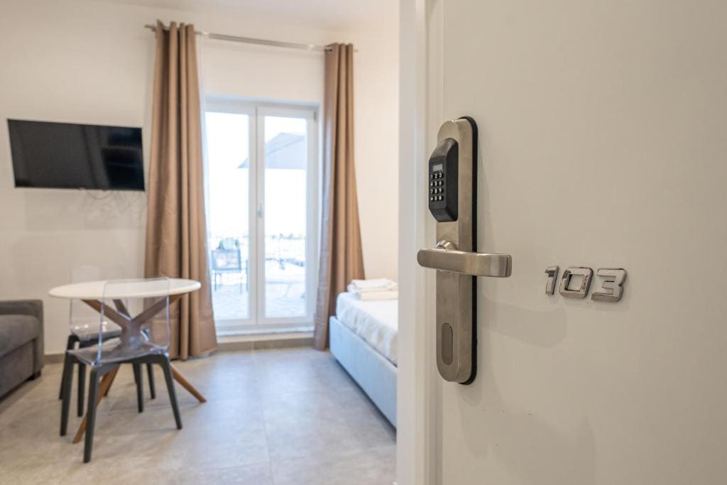 Suite with Sea View room - Image 3
