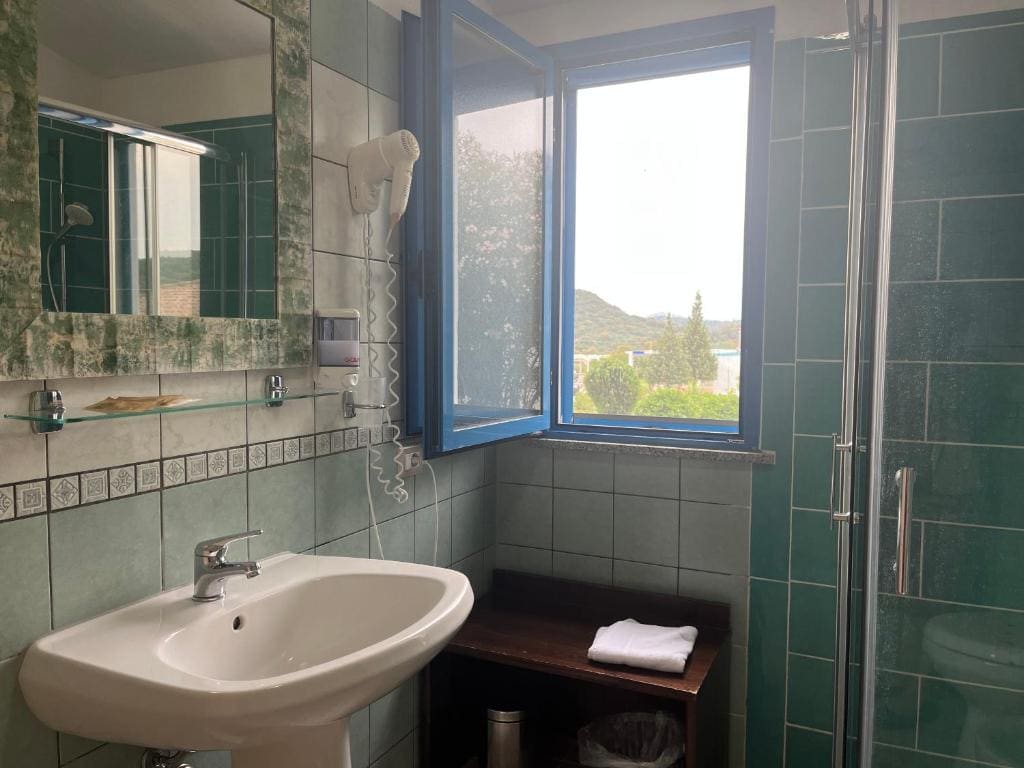 Superior Double or Twin Room with Pool View room - Image 2