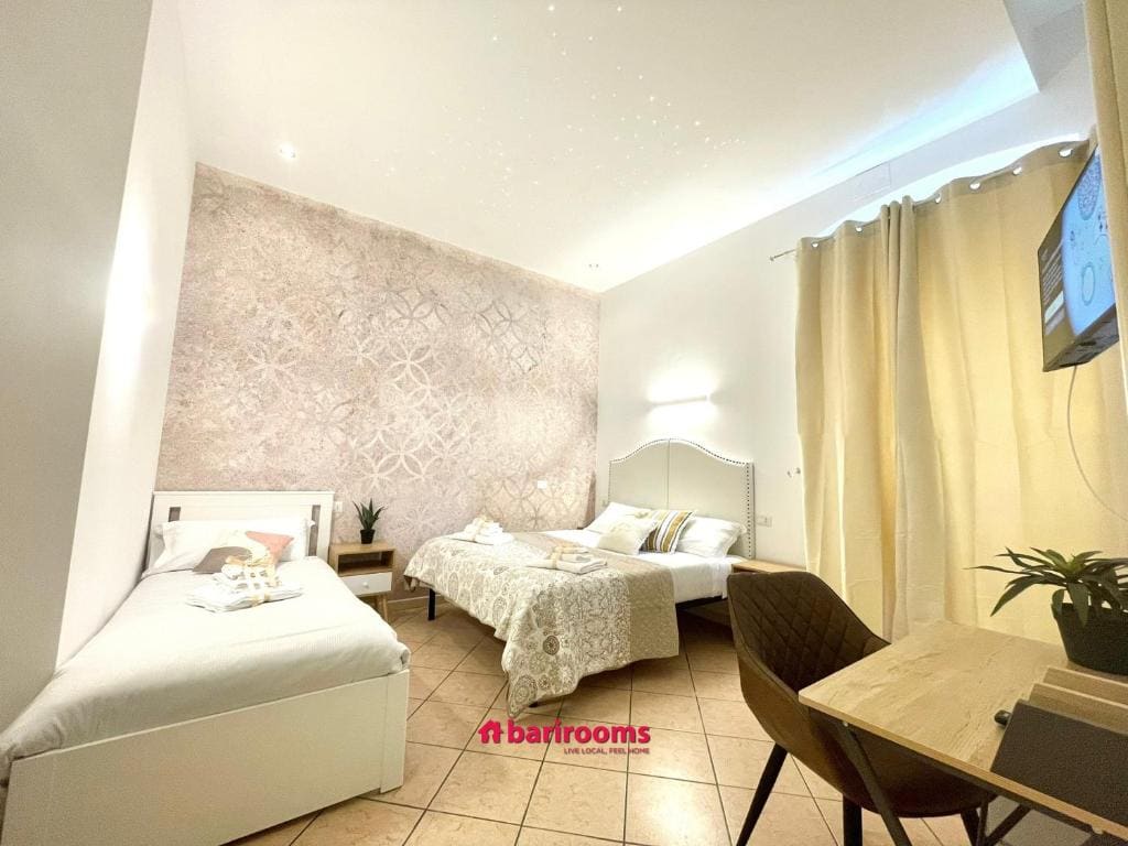 Basic Triple Room with Shared Bathroom room - Image 2