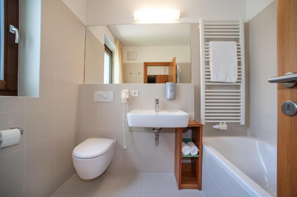 Deluxe Family Room room - Image 2