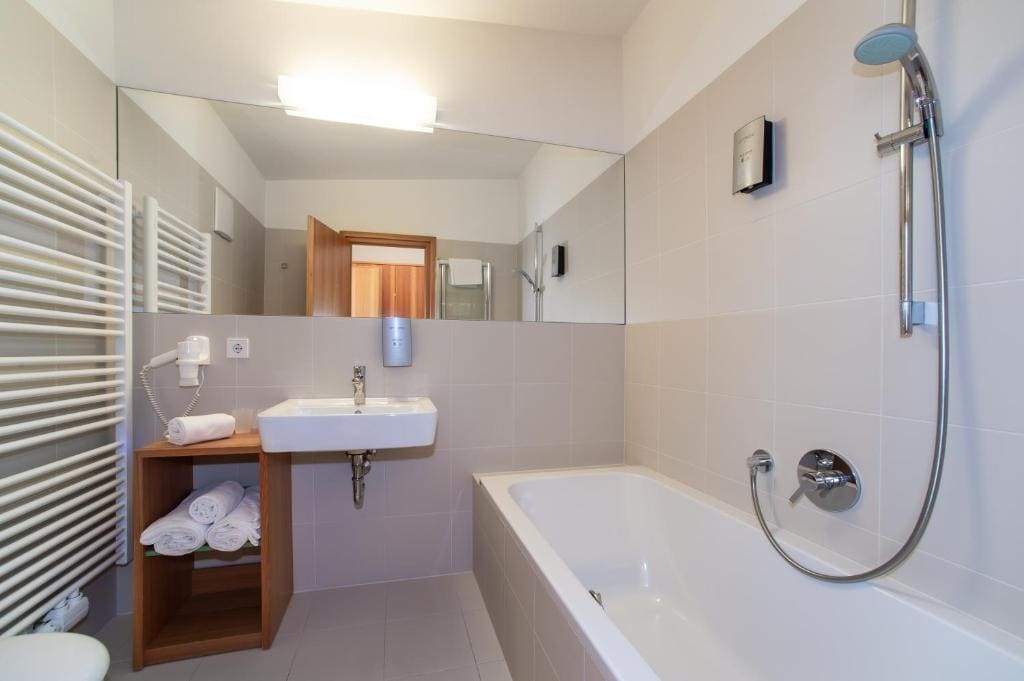 Deluxe Single Room with Balcony room - Image 3