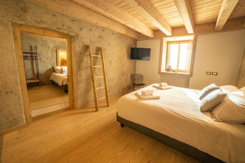 Superior Double or Twin Room with Lake View room - Image 3