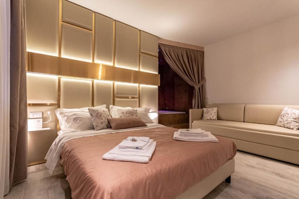Deluxe King Room room - Image 2