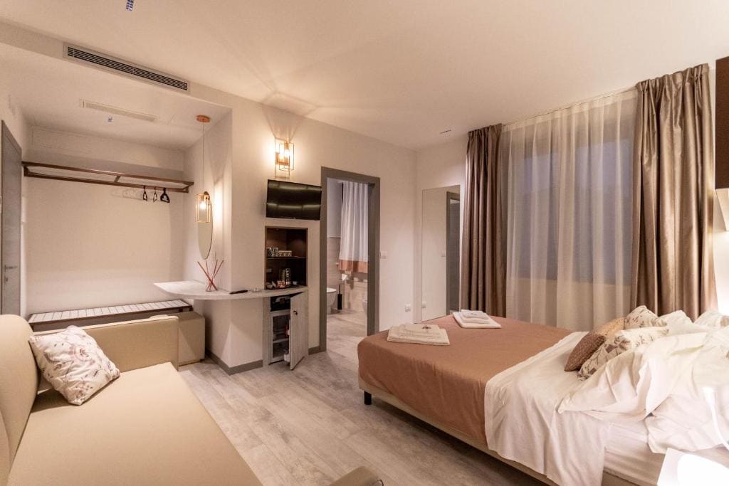 Deluxe King Room room - Image 3