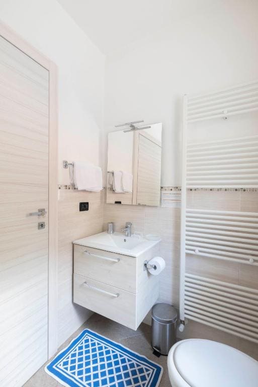 Twin Room with Balcony room - Image 3