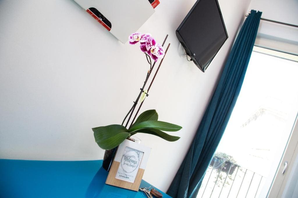 Double Room with Balcony and Sea View room - Image 2
