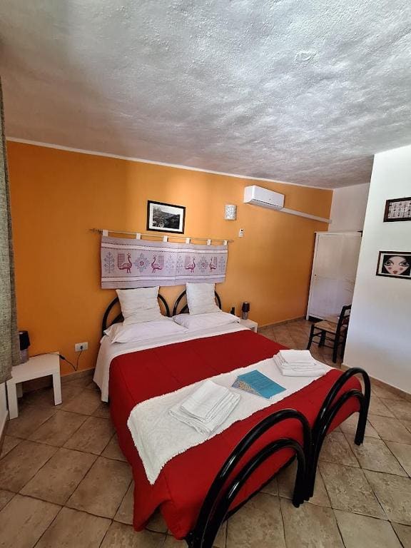 Double Room with Garden View room - Image 3