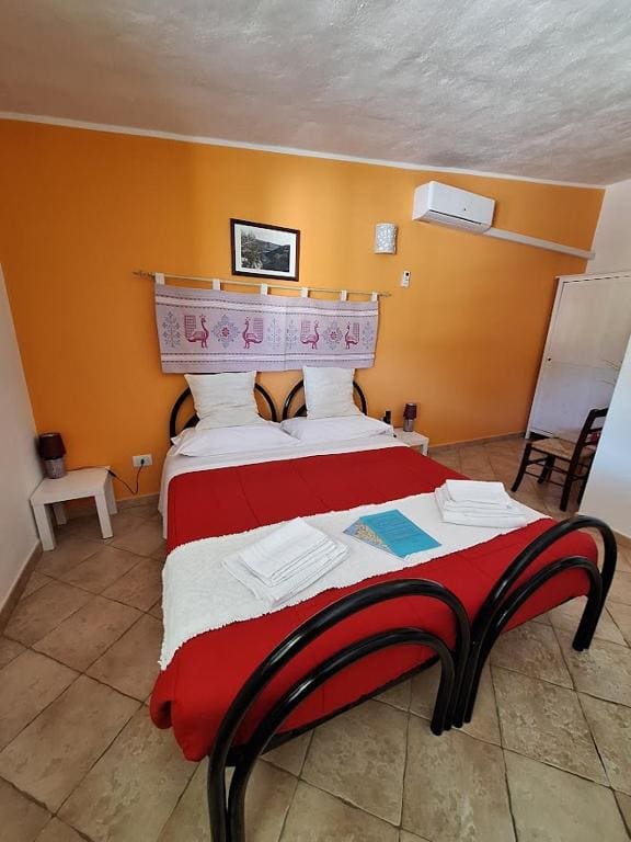 Double Room with Garden View room - Image 2