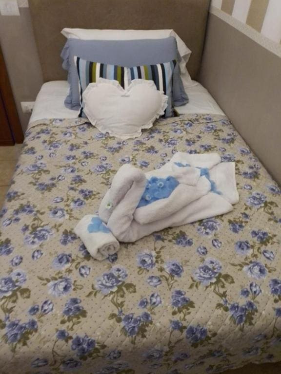 Single Room with Private Bathroom room - Image 3