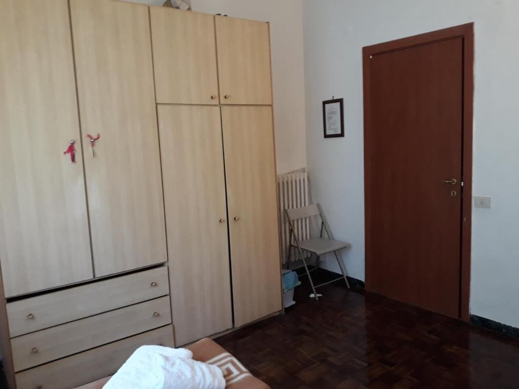 Single Room with Shared Bathroom room - Image 3