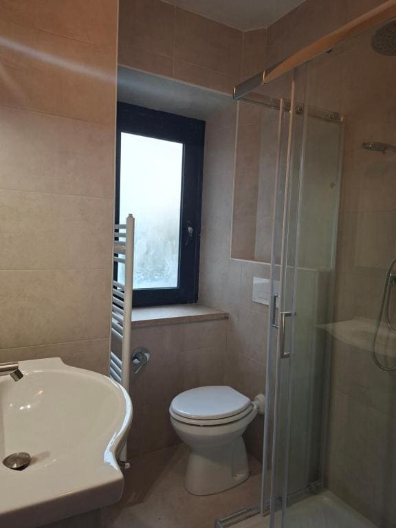 Single Room with Shared Bathroom room - Image 1