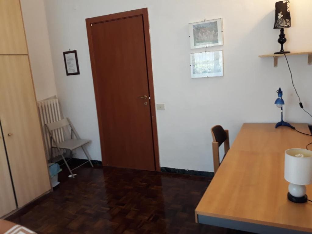 Single Room with Shared Bathroom room - Image 2