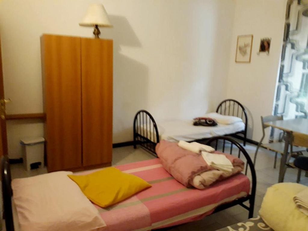Triple Room with Shared Bathroom room - Image 3