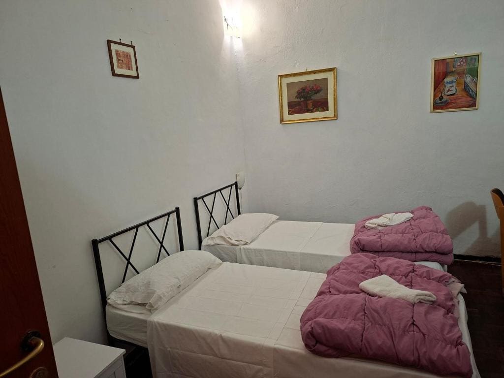 Twin Room with Shared Bathroom room - Image 3