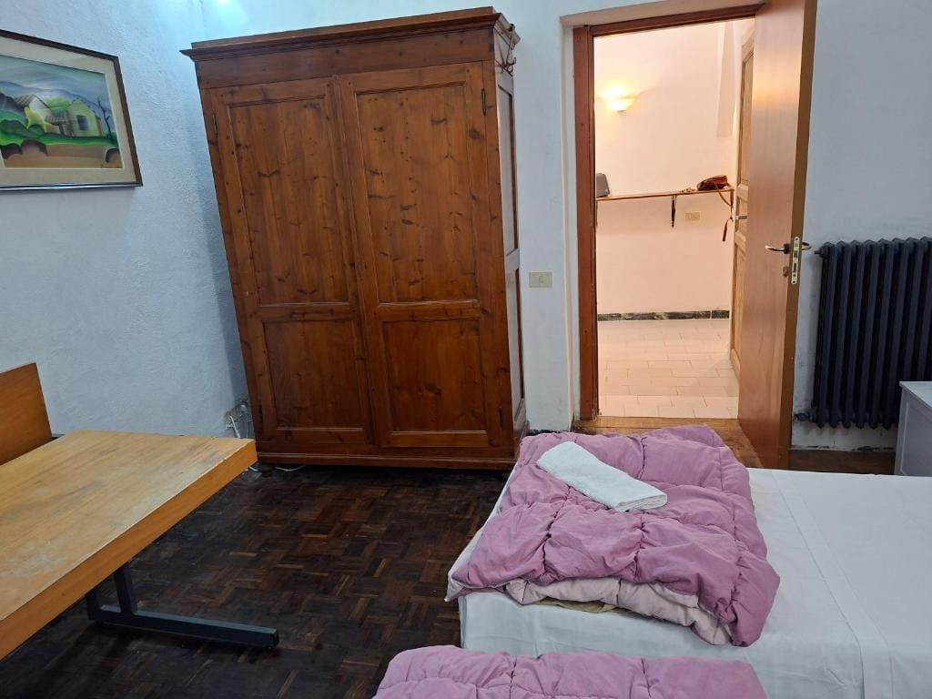Twin Room with Shared Bathroom room - Image 2