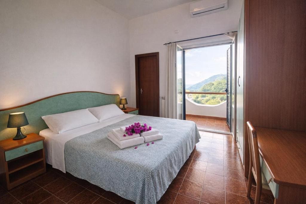 Double Room with Sea View room - Image 1
