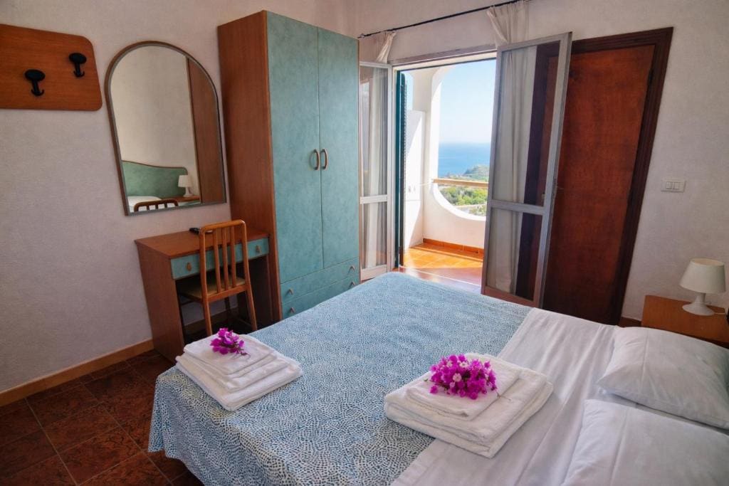 Double Room with Sea View room - Image 2