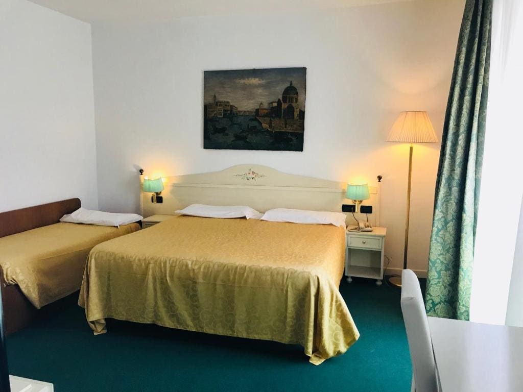 Classic Triple Room room - Image 2