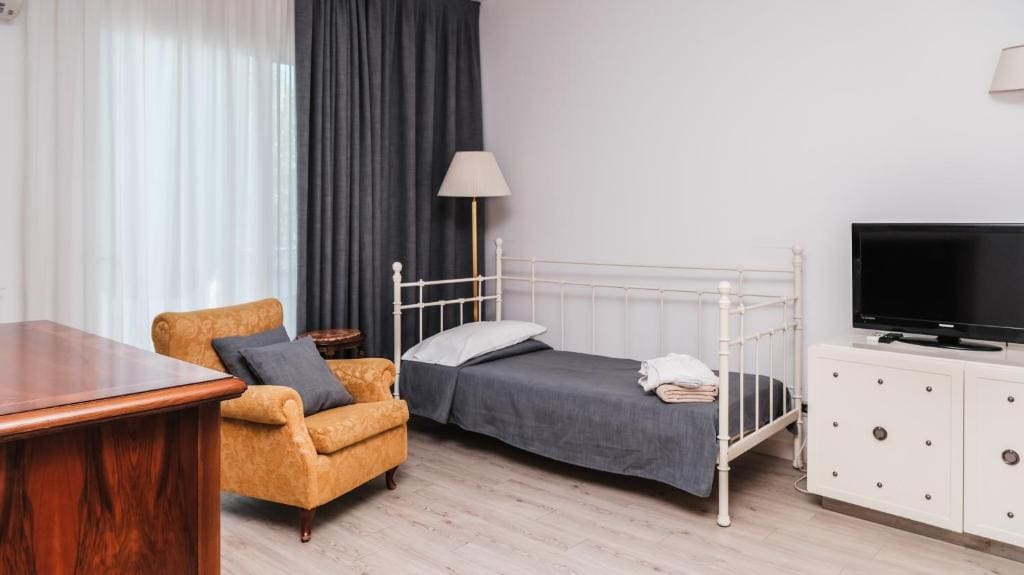 Deluxe Family Room room - Image 2