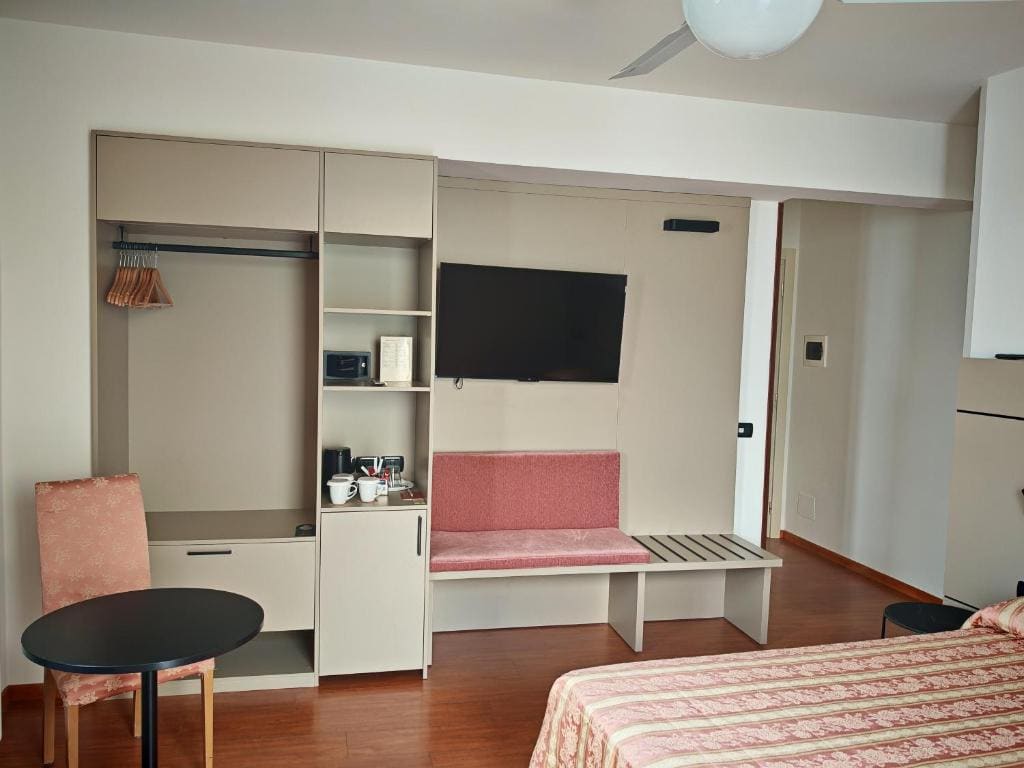 Superior Triple Room room - Image 2