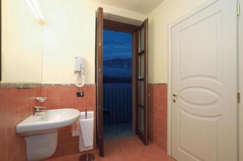 Single Room with Lake View room - Image 3