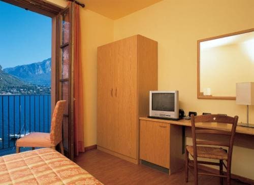 Triple Room with Lake View room - Image 2