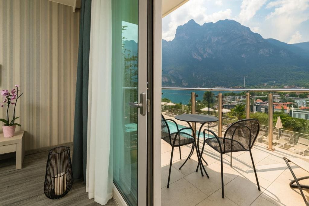 Deluxe Double Room with Lake View room - Image 1