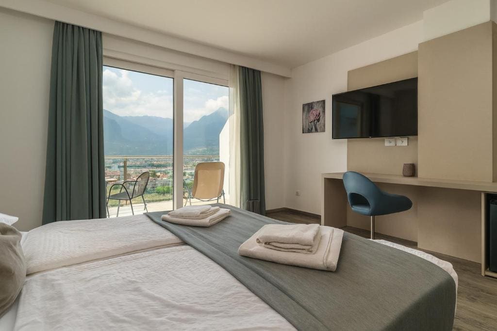 Deluxe Double Room with Lake View room - Image 3