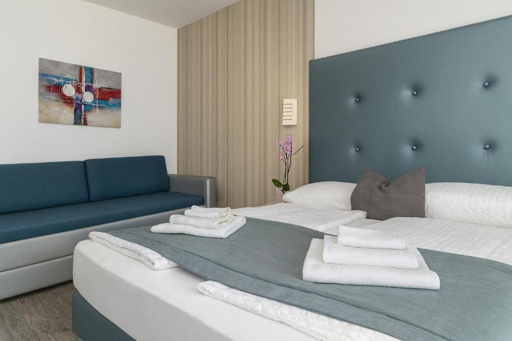 Deluxe Double Room with Lake View room - Image 2