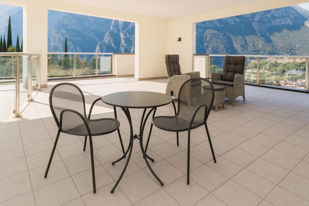 Deluxe King Room with Terrace and Lake View room - Image 2