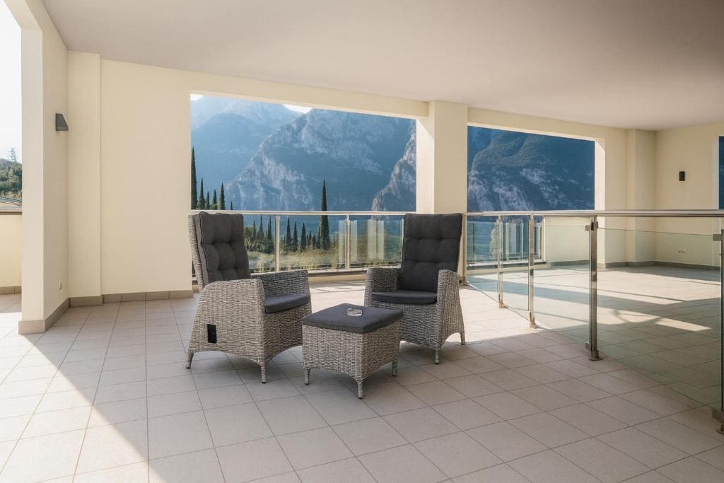 Deluxe King Room with Terrace and Lake View room - Image 3