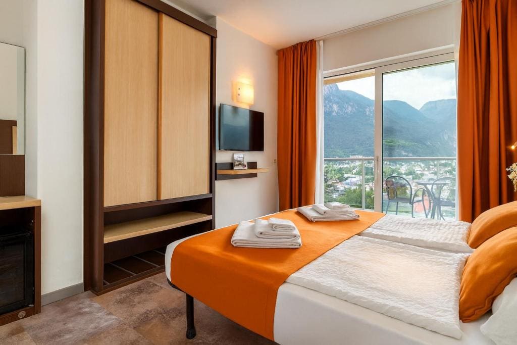 Superior Double Room with Balcony and Lake View room - Image 2