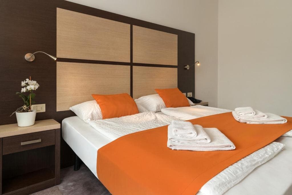 Superior Double Room with Balcony and Lake View room - Image 3