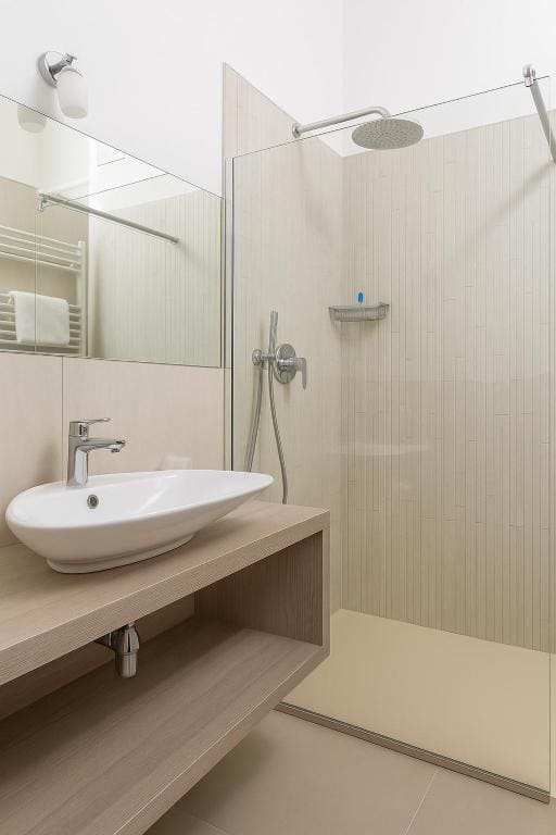 Superior King Room with Balcony and Lake View room - Image 3