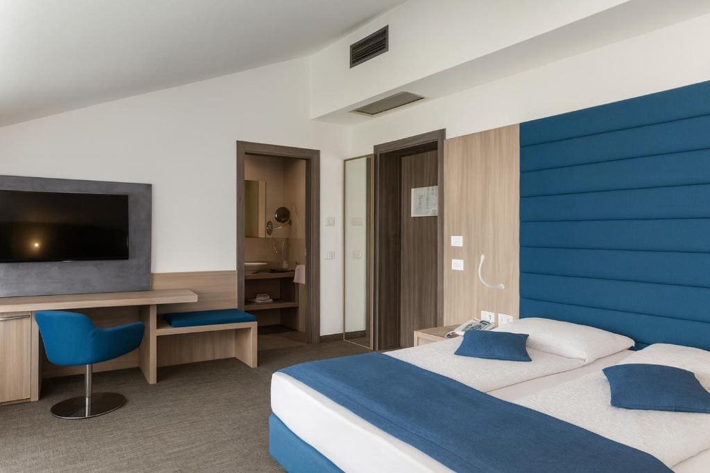 Superior King Room with Balcony and Lake View room - Image 1