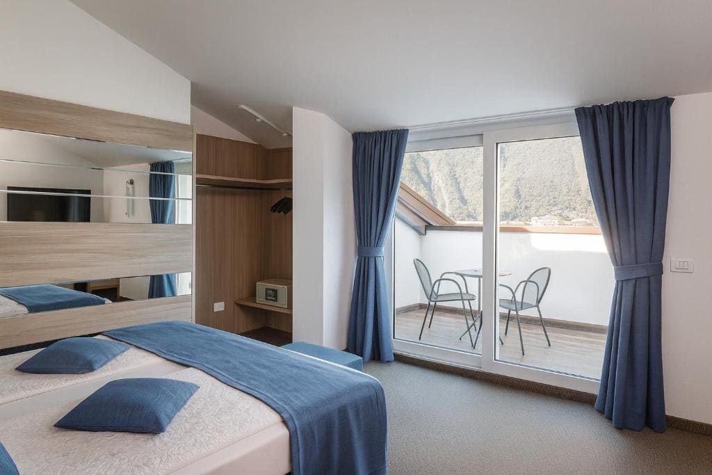 Superior King Room with Balcony and Lake View room - Image 2